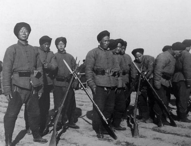 李鸿章在清朝担任过什么职务,相当于今天什么官职?