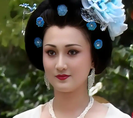 云想衣裳花想容:杨玉环与盛唐的最后一场幻梦